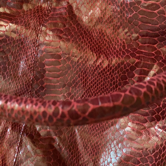 SR squared by Sondra Roberts nice hobo style handbag red snake skin look 19”x15” - Picture 6 of 6